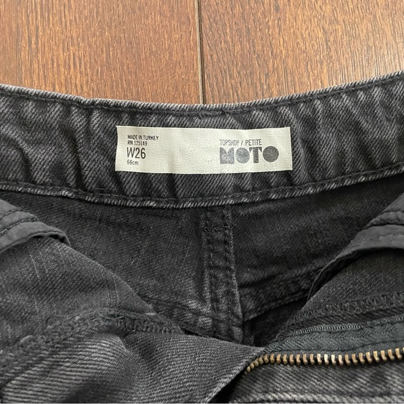 Distressed topshop denim shorts - Picture 3 of 3